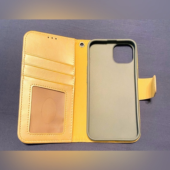 iPhone 11 Pro smart case gold in color magnetic class in front room for cards - Picture 3 of 7